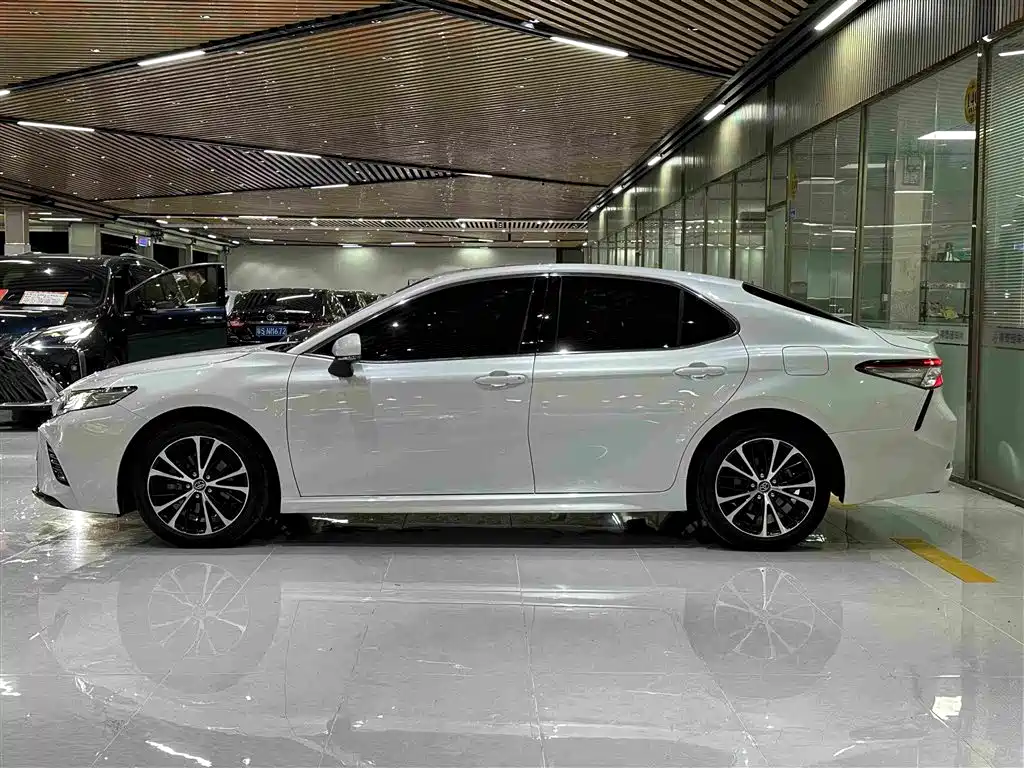 Toyota Camry 2021 — фото 5