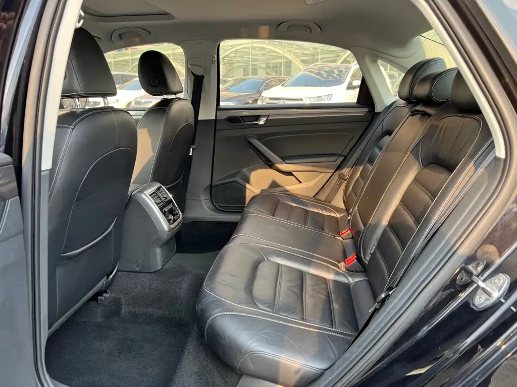 Volkswagen Passat 2018 — фото 10
