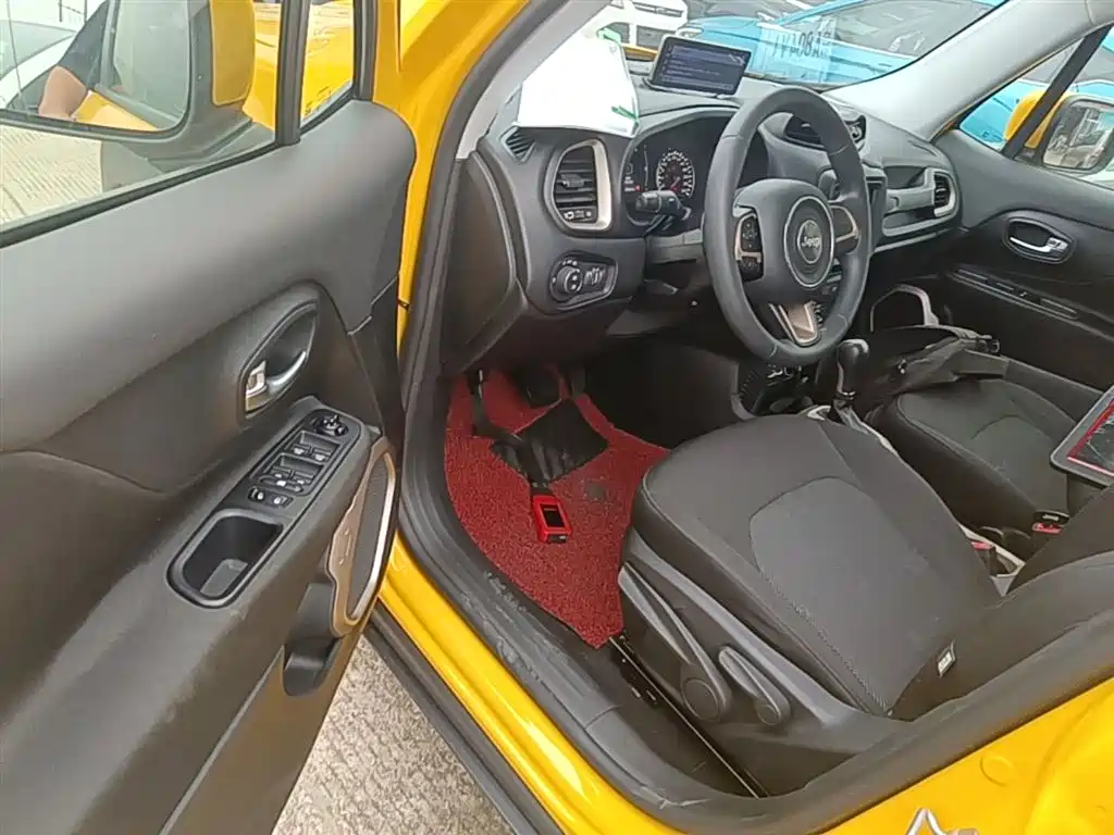 Jeep Renegade 2018 — фото 16