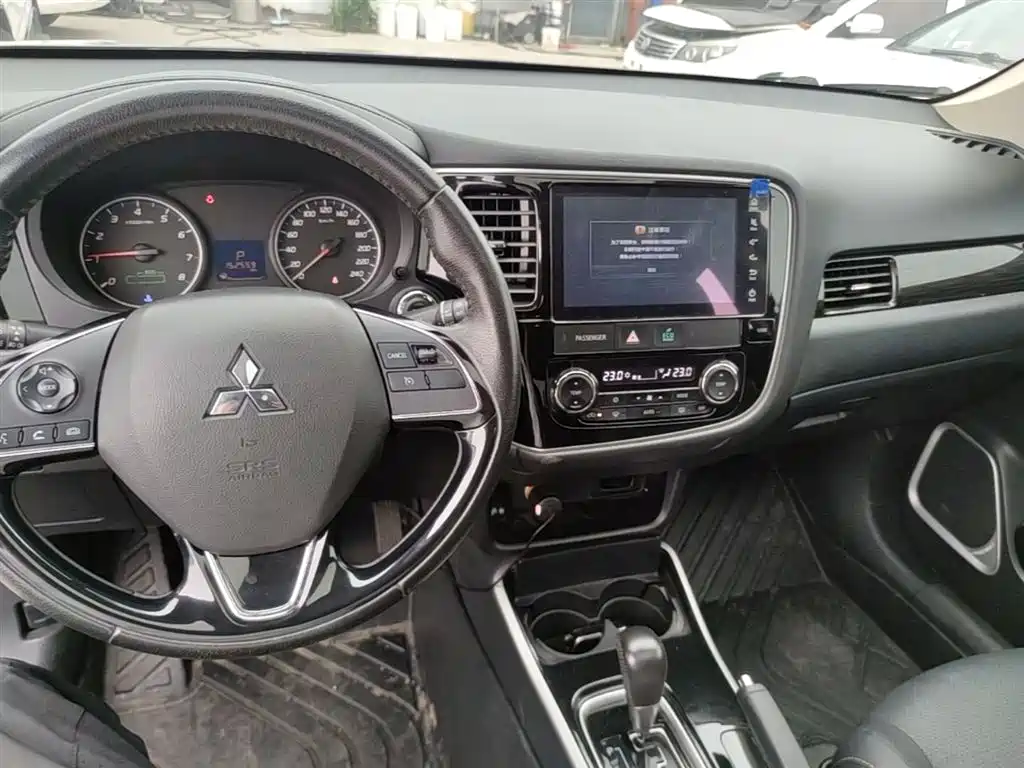 Mitsubishi Outlander 2018 — фото 13