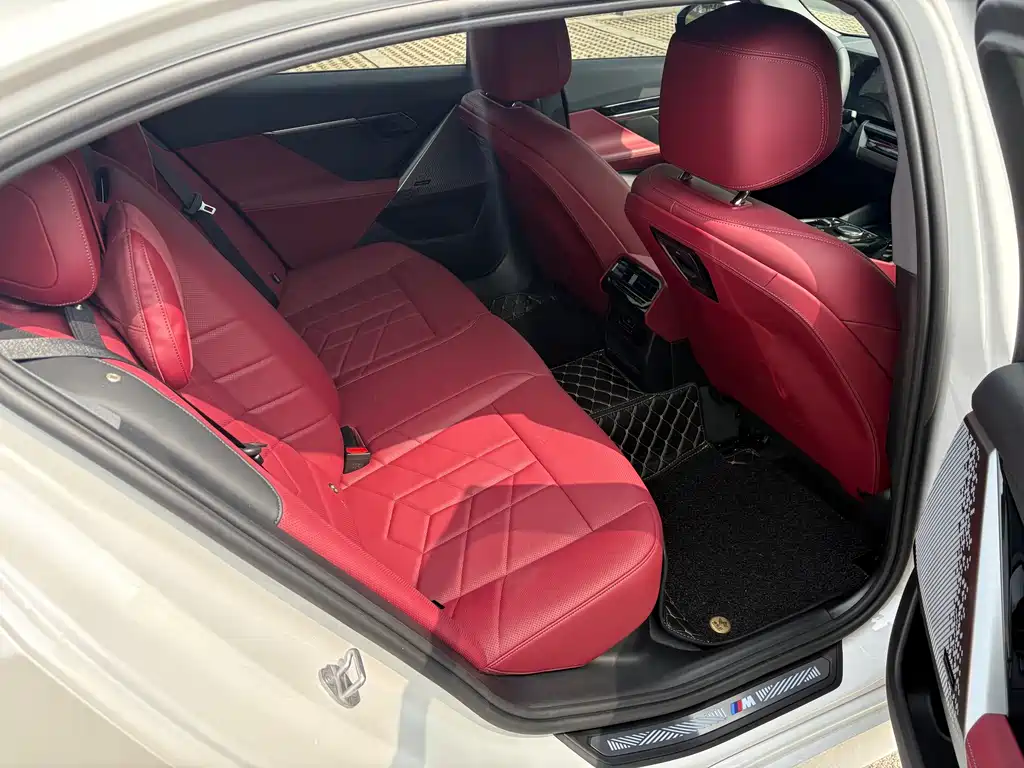 BMW 5 Series 2025 — фото 10