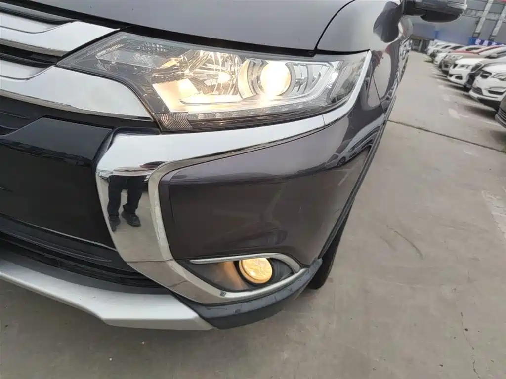 Mitsubishi Outlander 2018 — фото 24