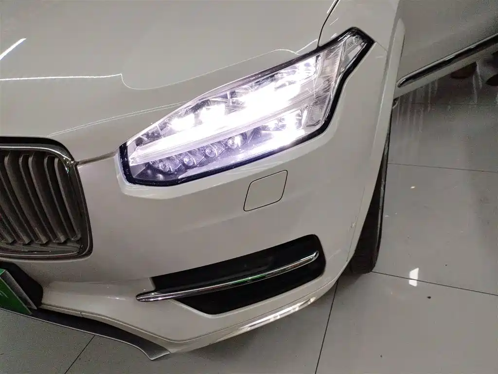 Volvo XC90 2018 — фото 24