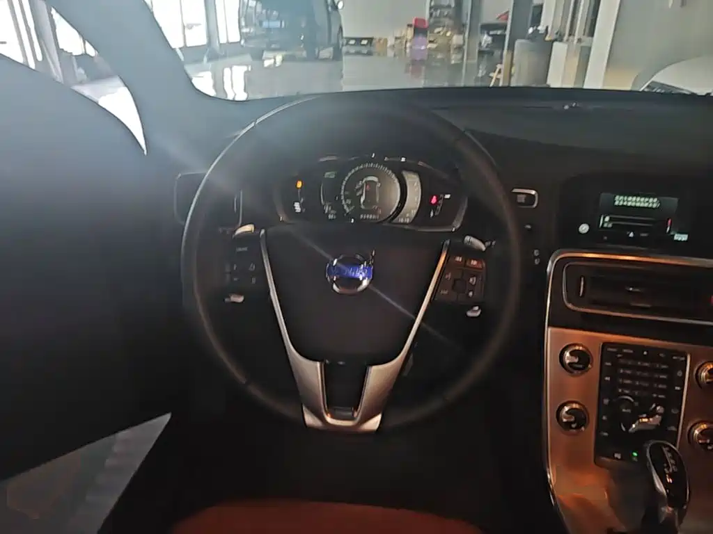Volvo V60 2017 — фото 11