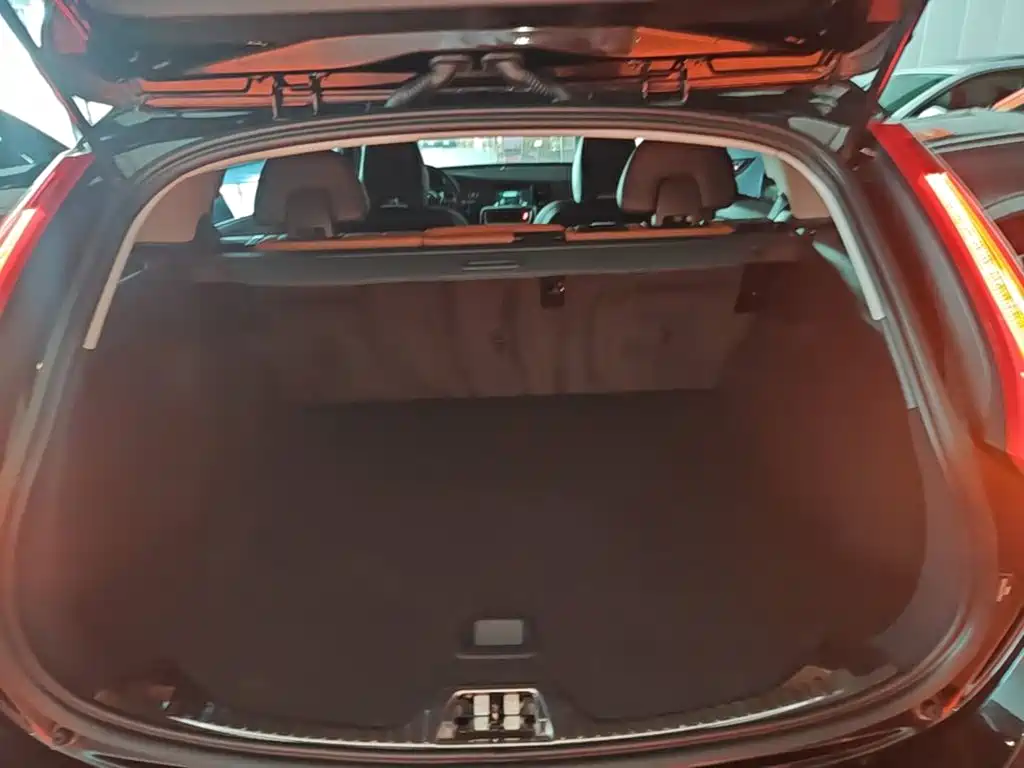 Volvo V60 2017 — фото 19
