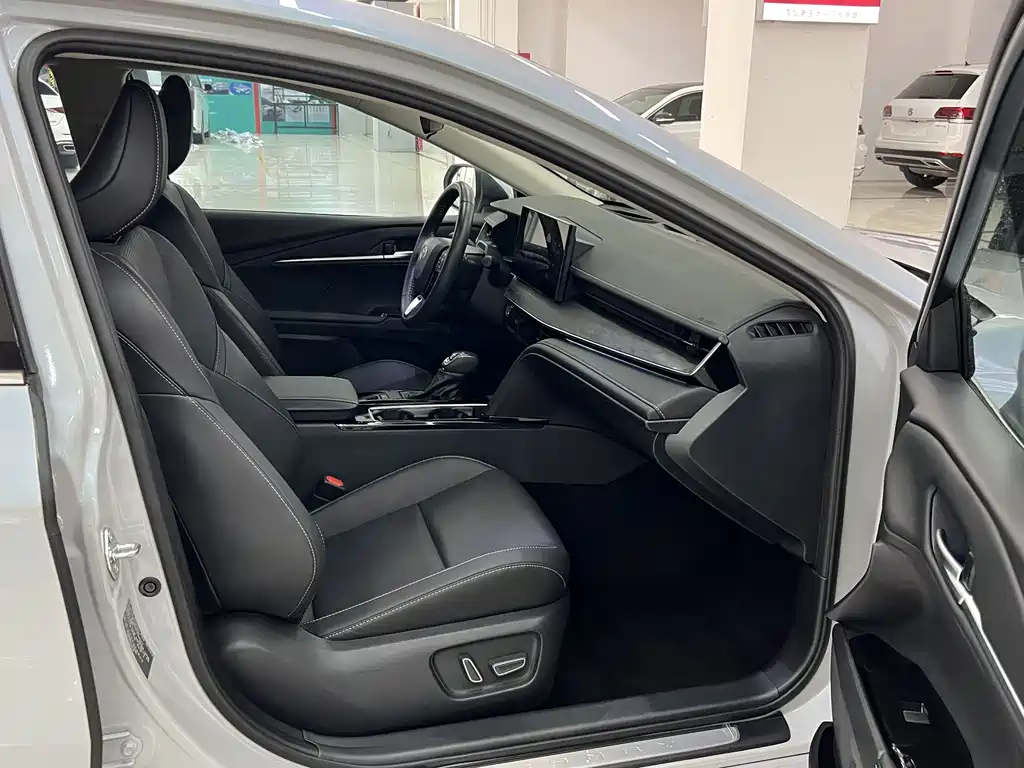 Toyota Camry 2024 — фото 10