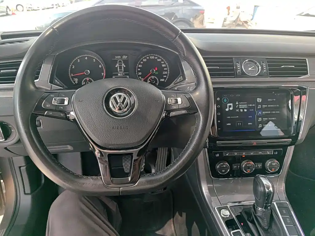 Volkswagen Passat 2017 — фото 10