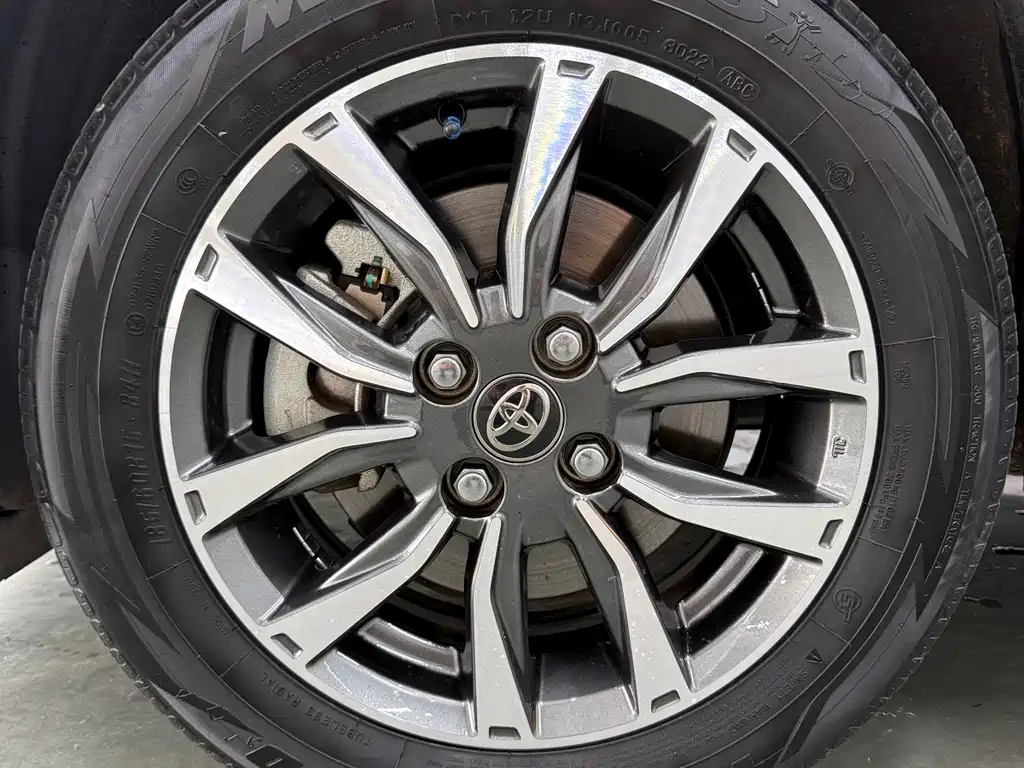 Toyota Yaris L 2022 — фото 18