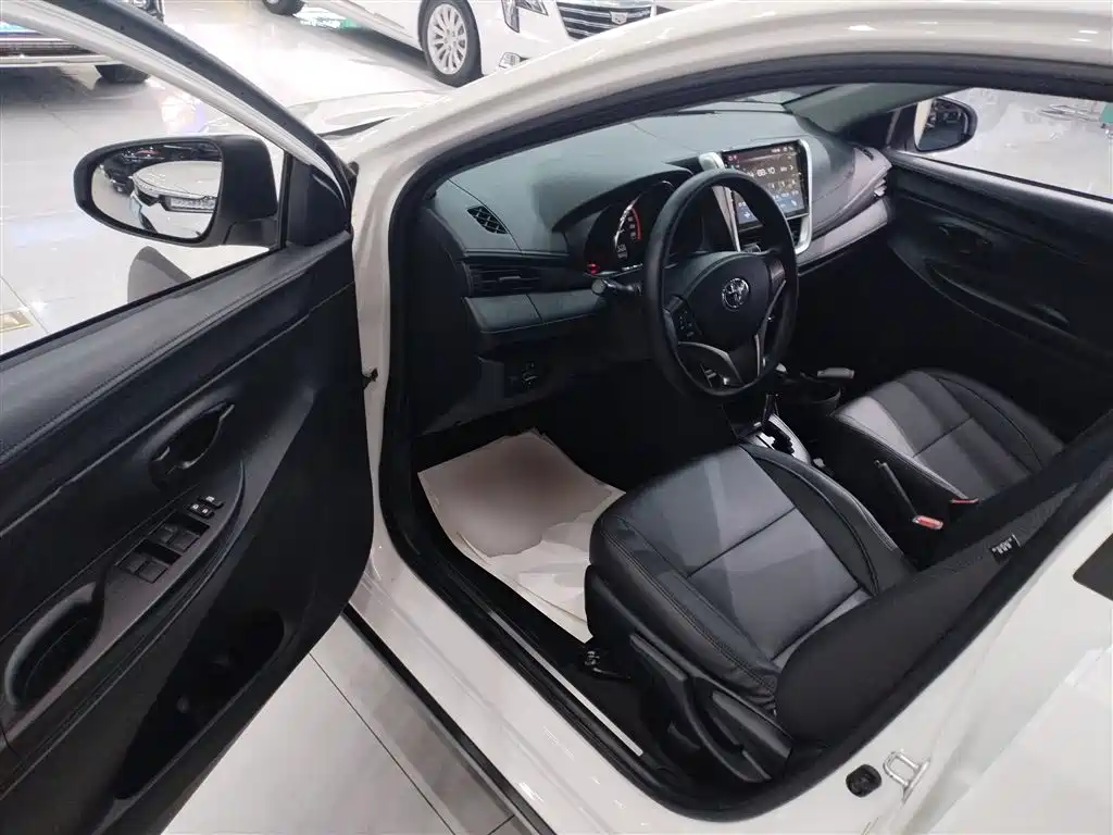 Toyota Yaris L 2022 — фото 12