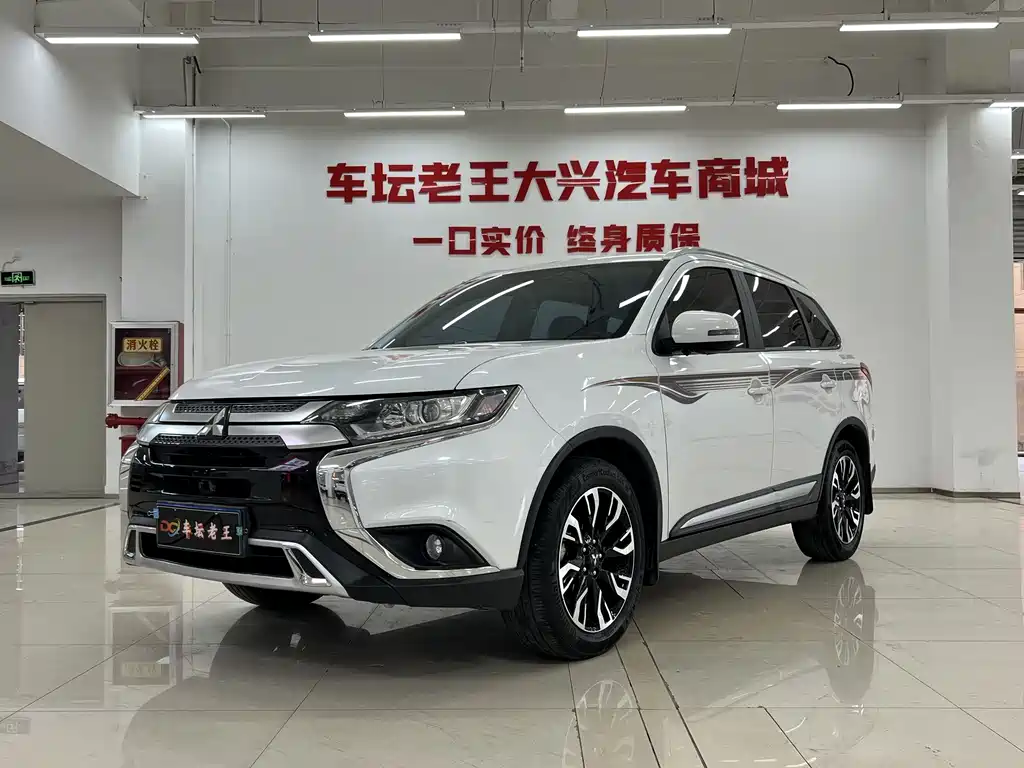 Mitsubishi Outlander 2020 — фото 1