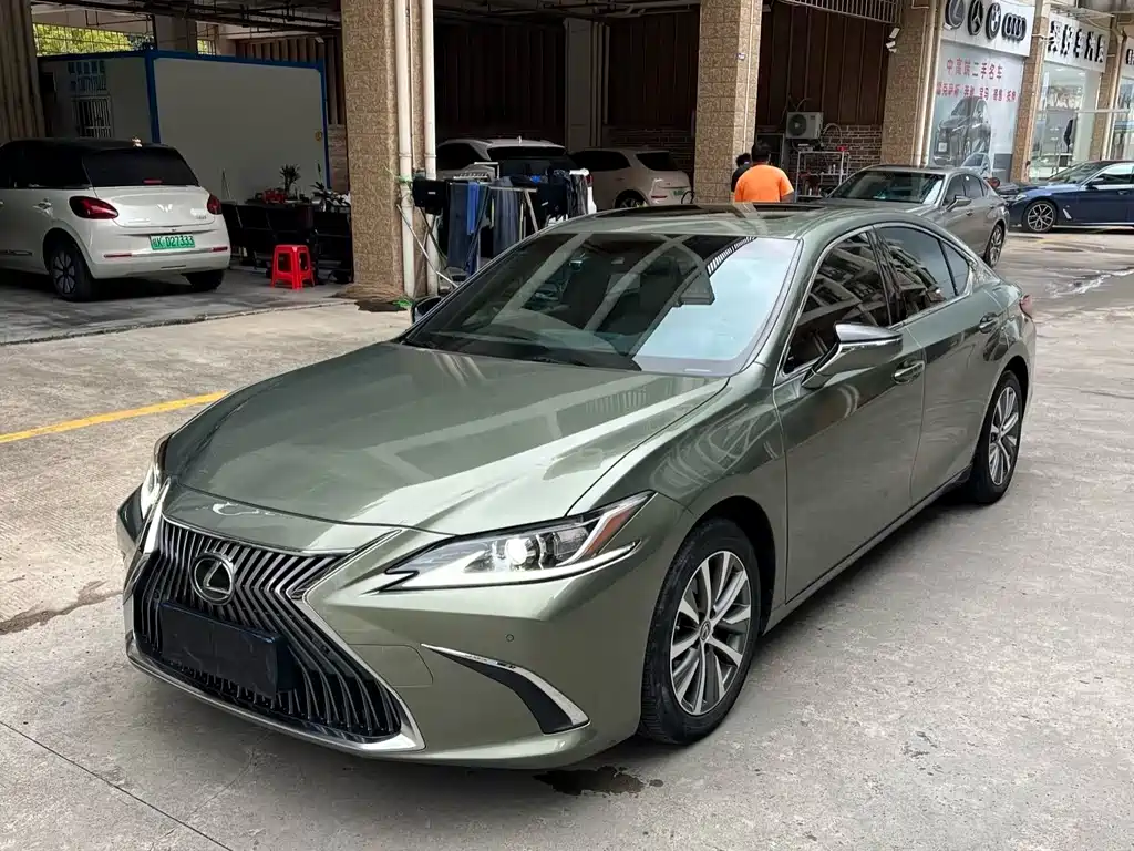 Lexus ES 2020 — фото 1