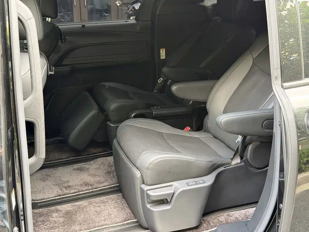 Toyota Sienna 2023 — фото 11