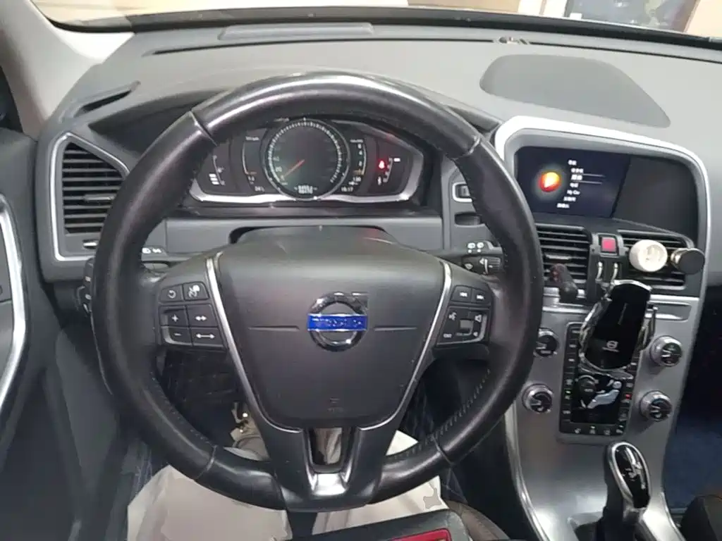 Volvo XC60 2017 — фото 11