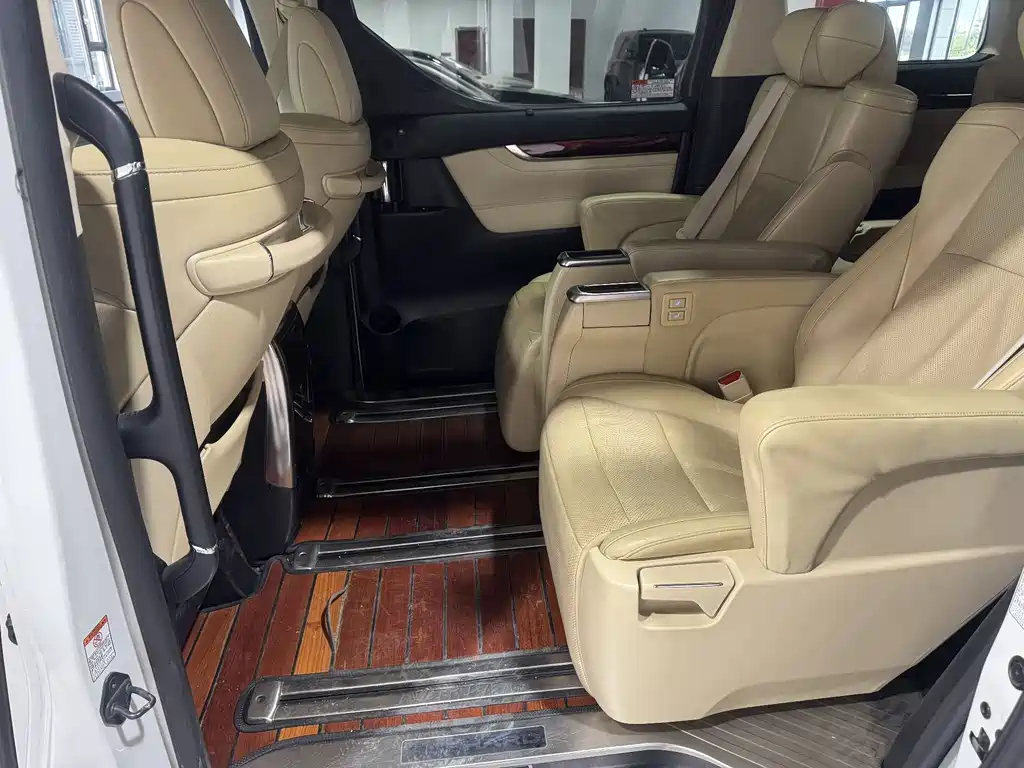 Toyota Alphard 2017 — фото 8
