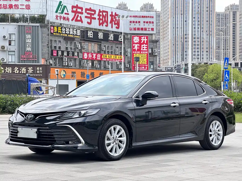 Toyota Camry 2023 — фото 1