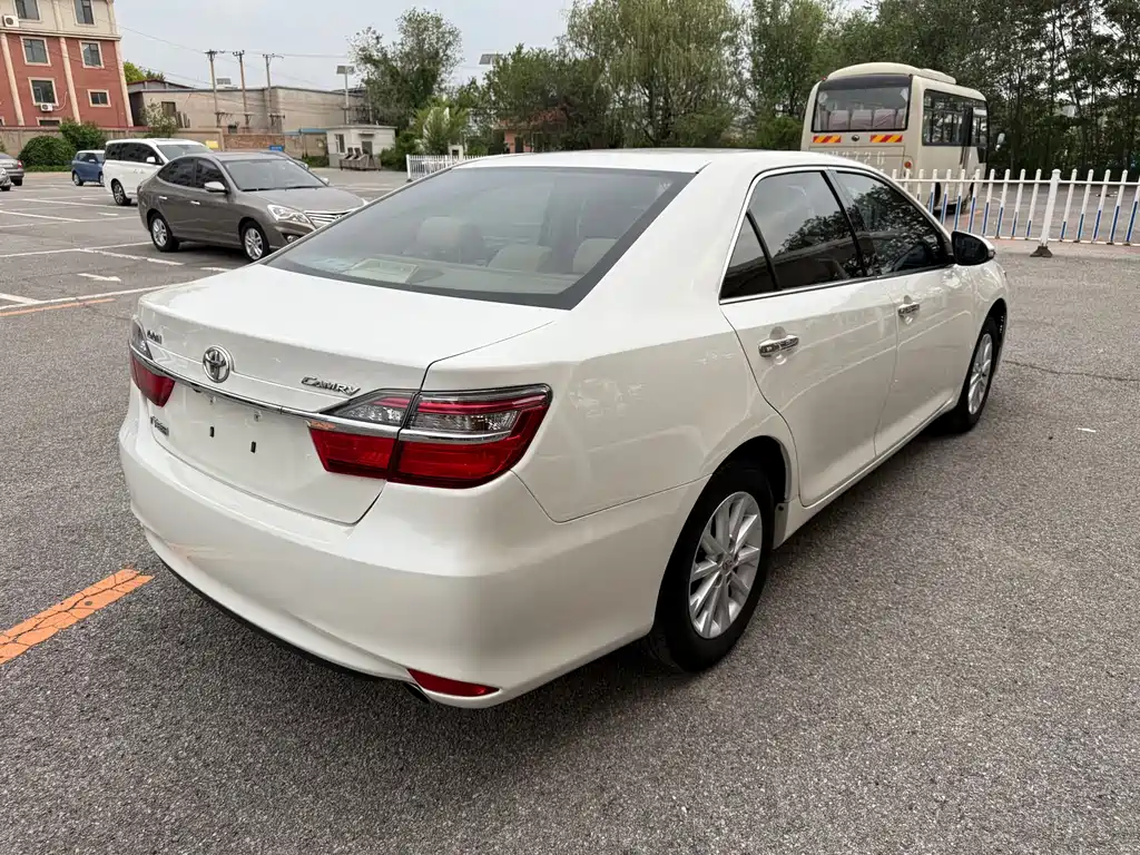 Toyota Camry 2015 — фото 7