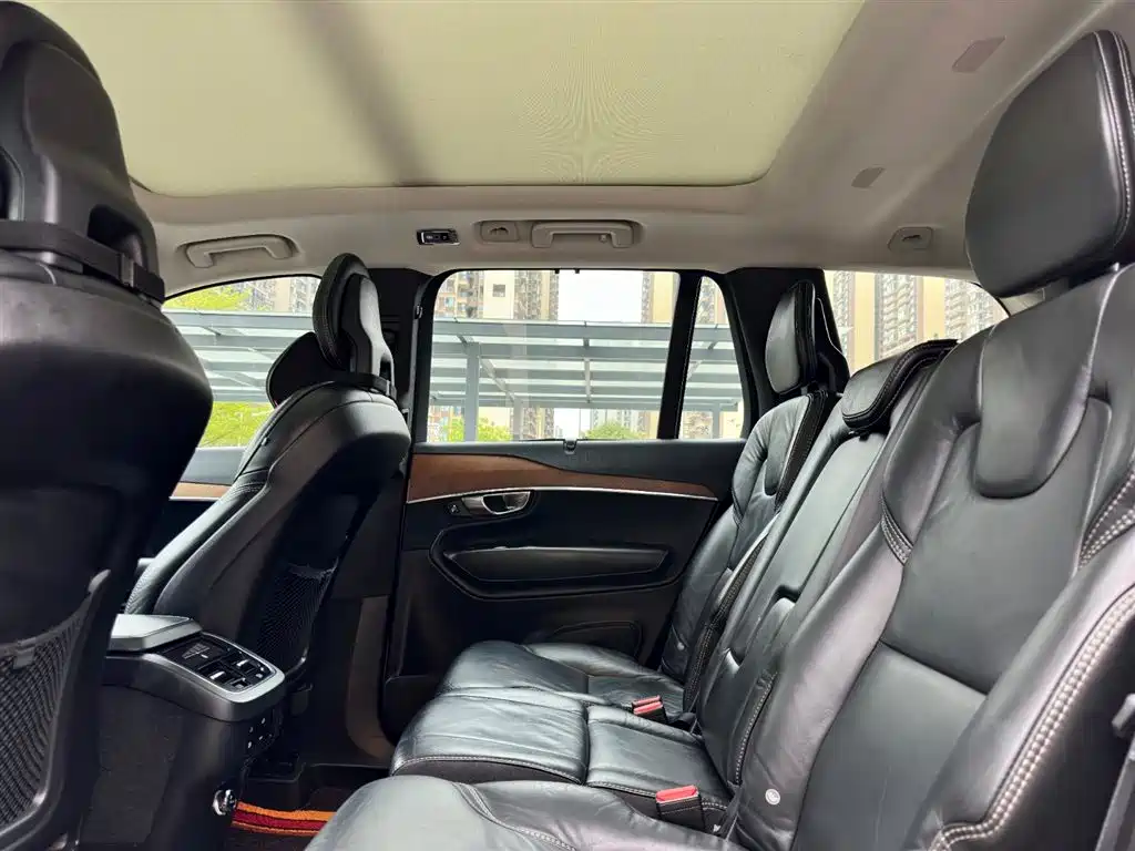 Volvo XC90 2018 — фото 18