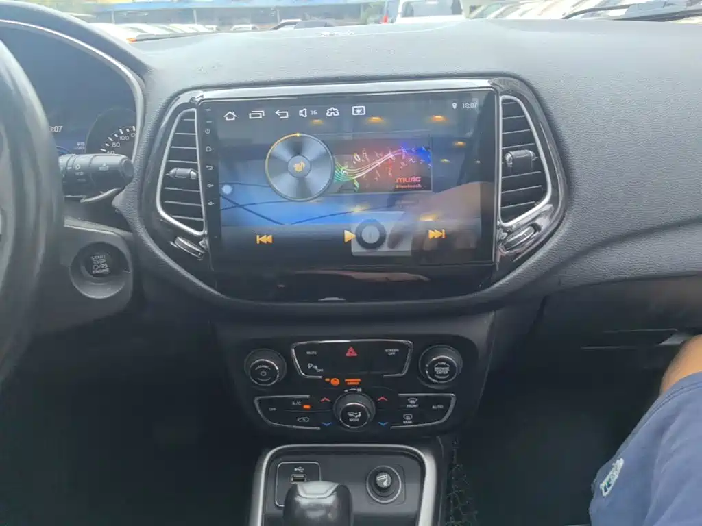 Jeep Compass 2017 — фото 13