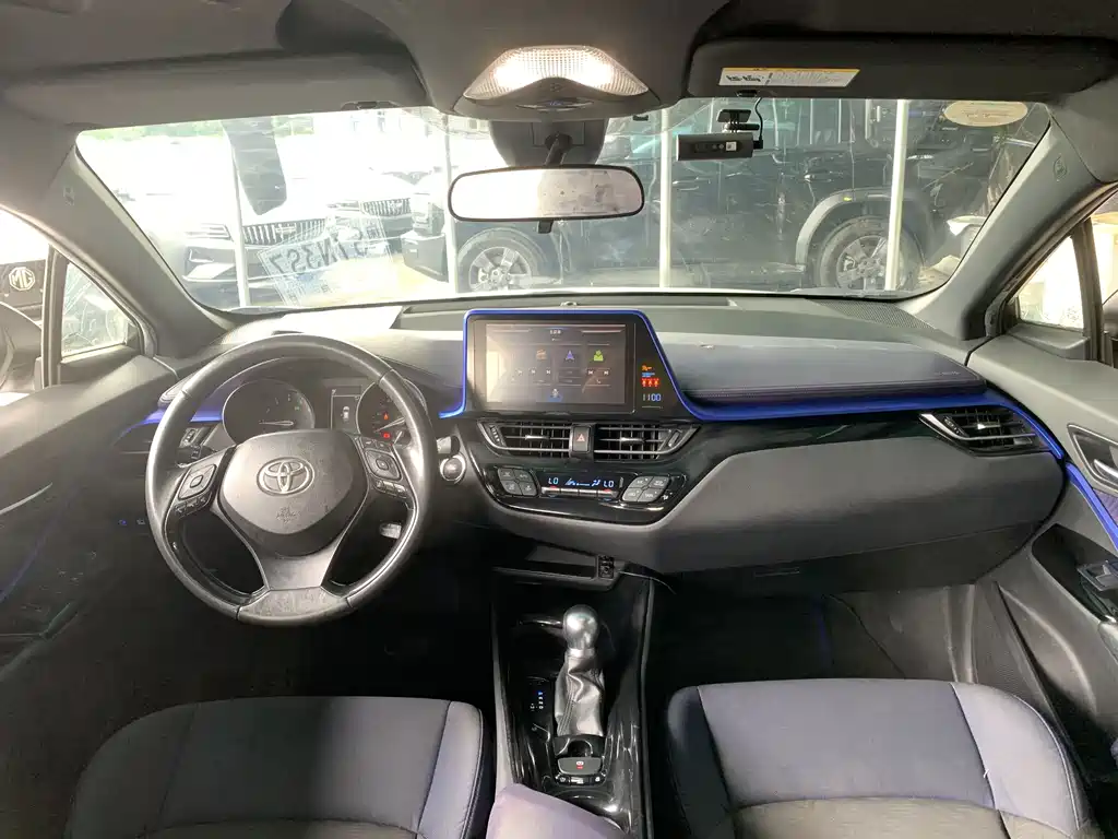 Toyota C-HR 2018 — фото 9