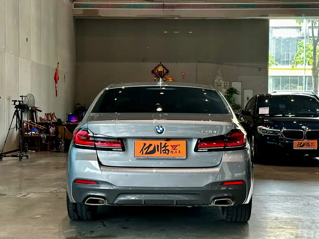 BMW 5 Series 2023 — фото 16