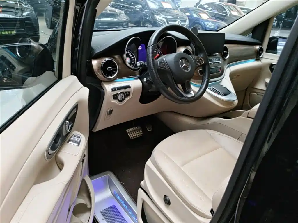 Mercedes-Benz V-Class 2021 — фото 12