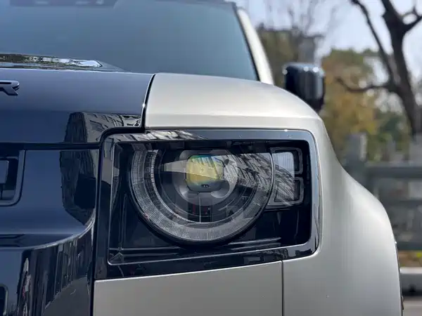 Land Rover Defender 2025