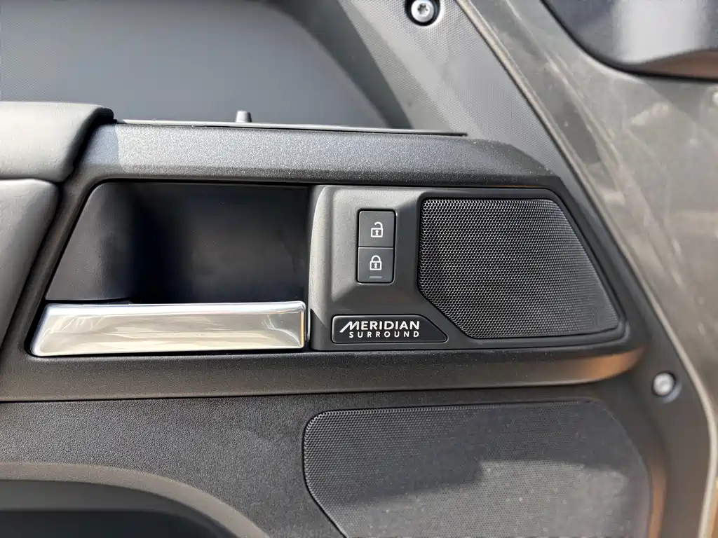 Land Rover Defender 2024 — фото 15