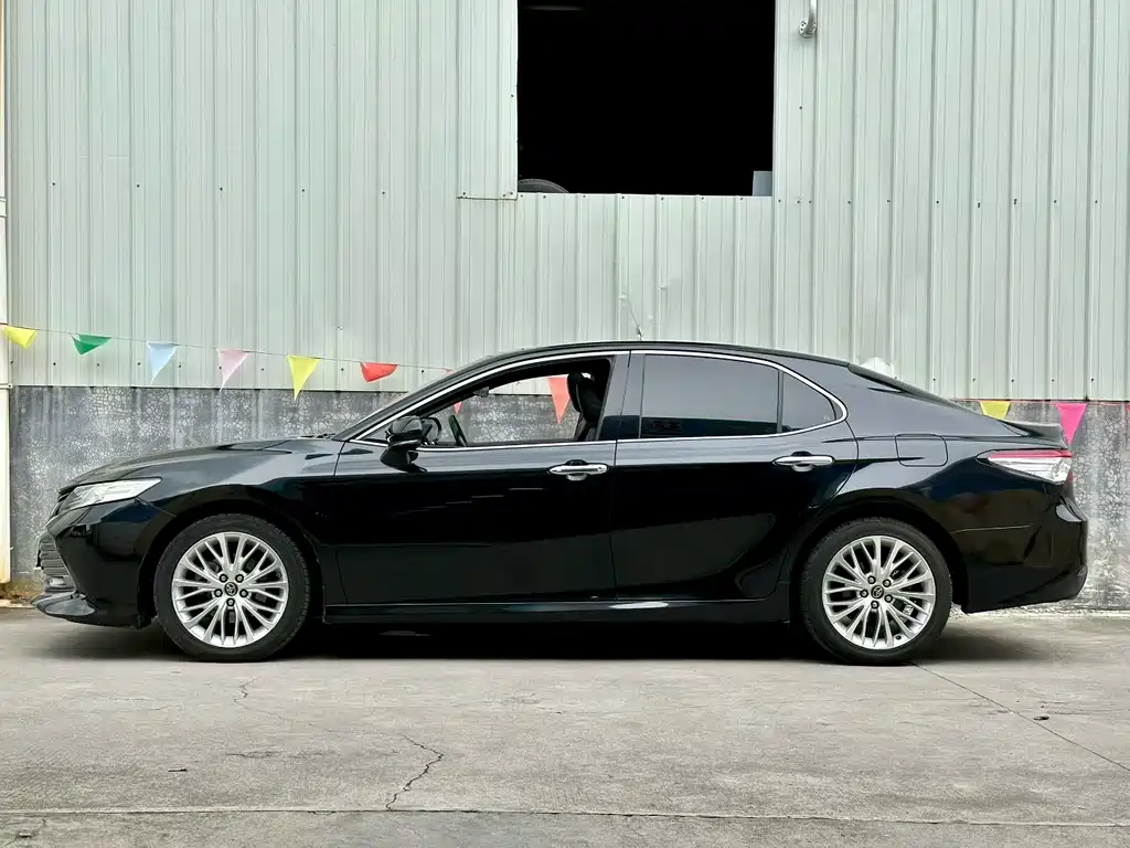 Toyota Camry 2019 — фото 2