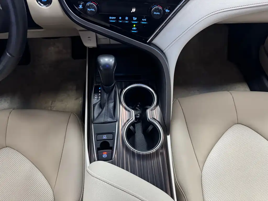 Toyota Camry 2018 — фото 11