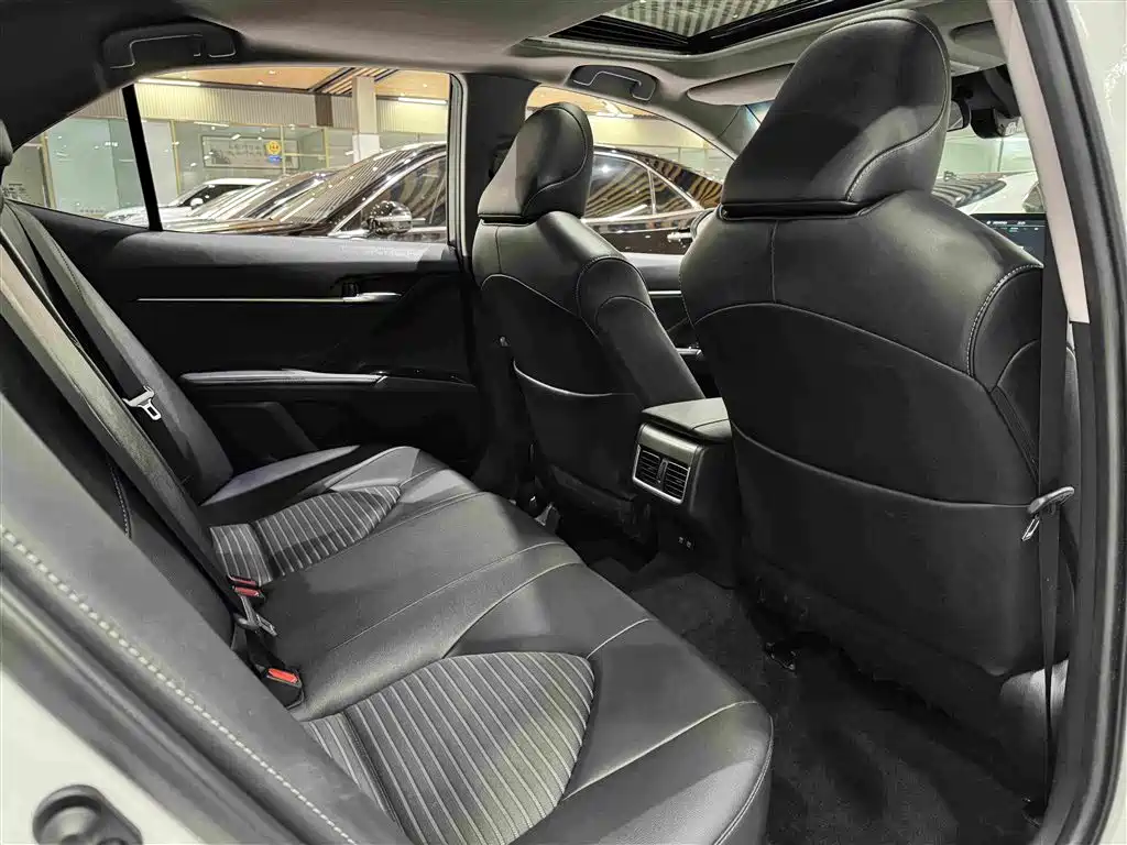 Toyota Camry 2023 — фото 11