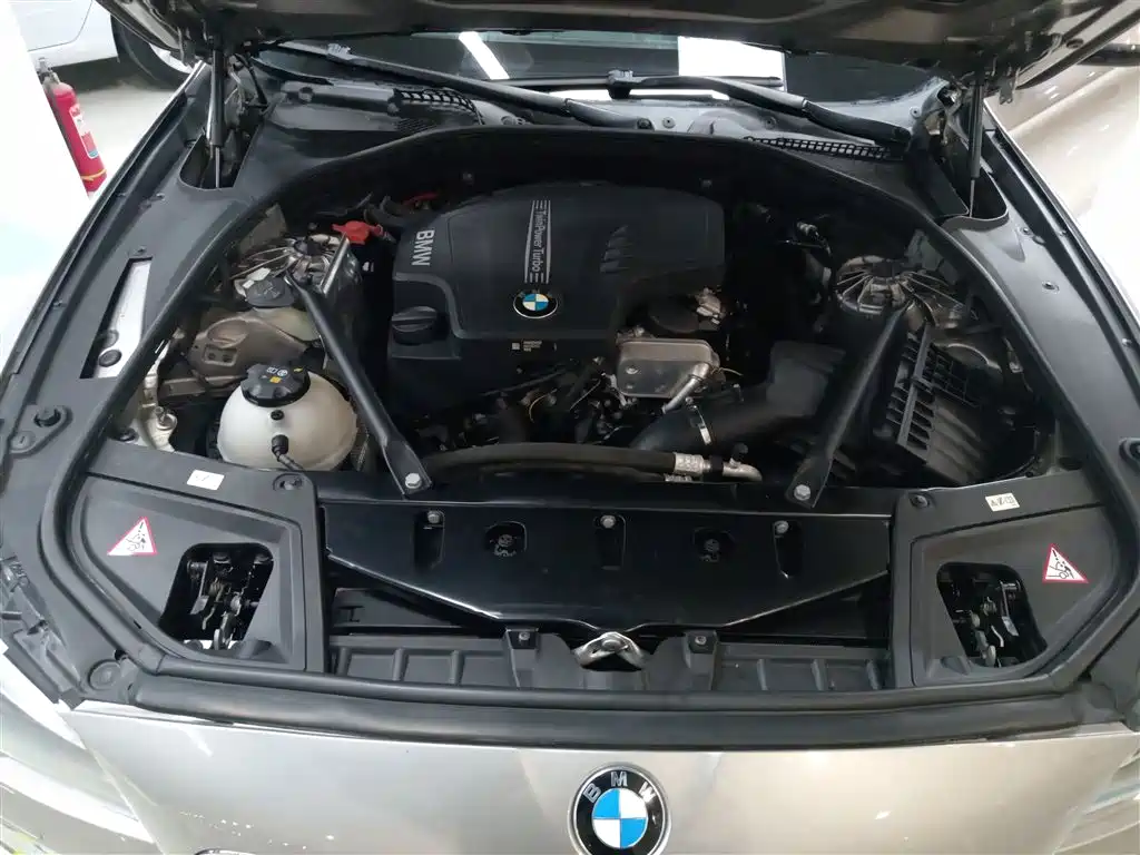 BMW 5 Series 2015 — фото 16