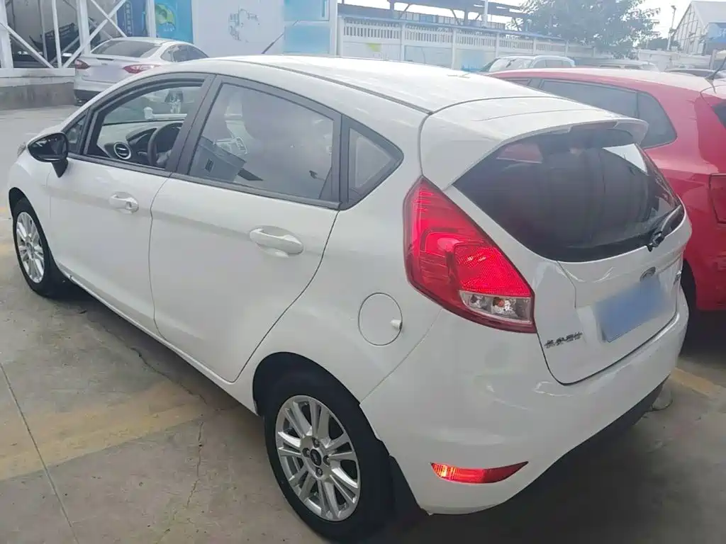 Ford Fiesta 2015 — фото 5