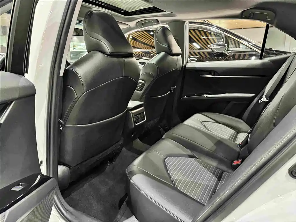 Toyota Camry 2023 — фото 9