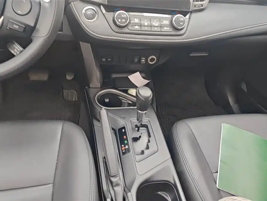 Toyota RAV4 2018 — фото 16