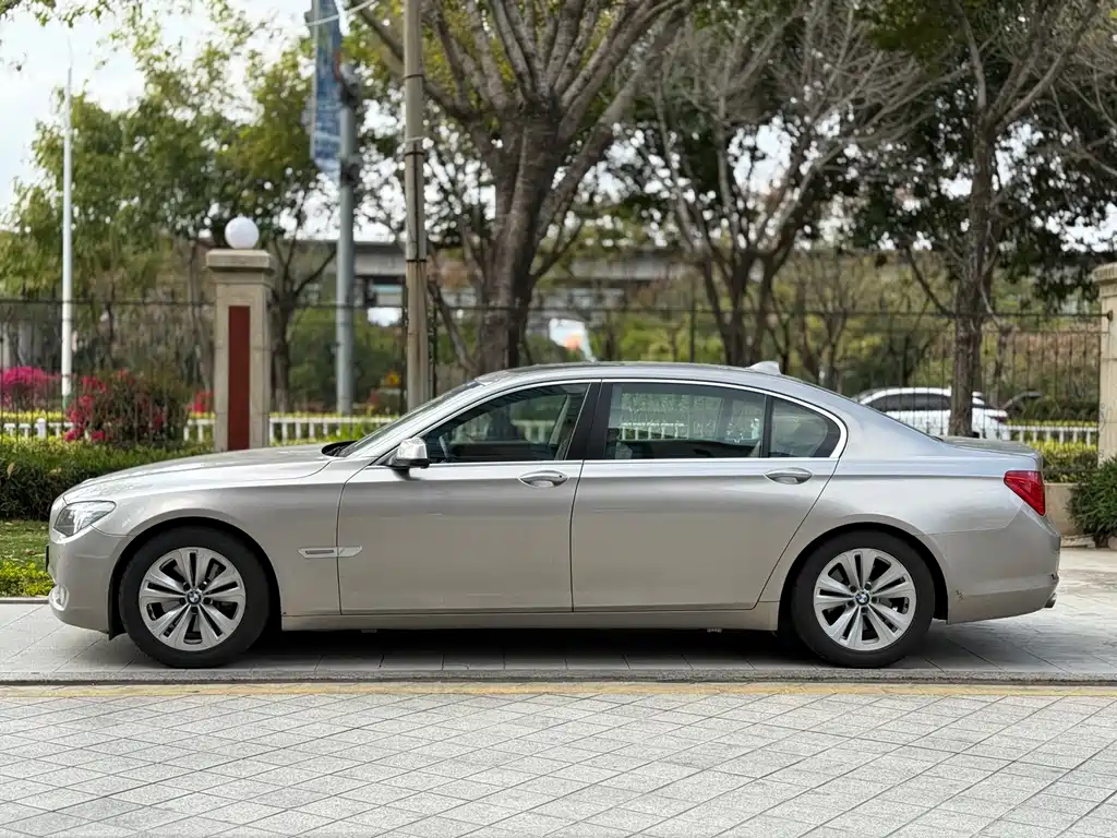 BMW 7 Series 2011 — фото 7