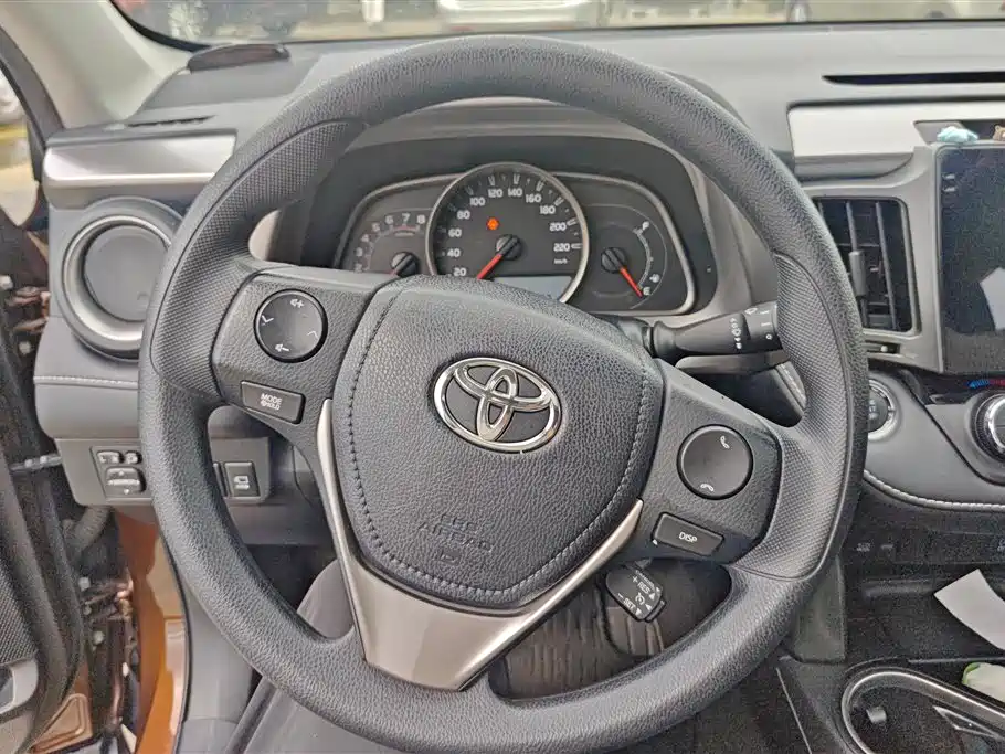 Toyota RAV4 2018 — фото 15