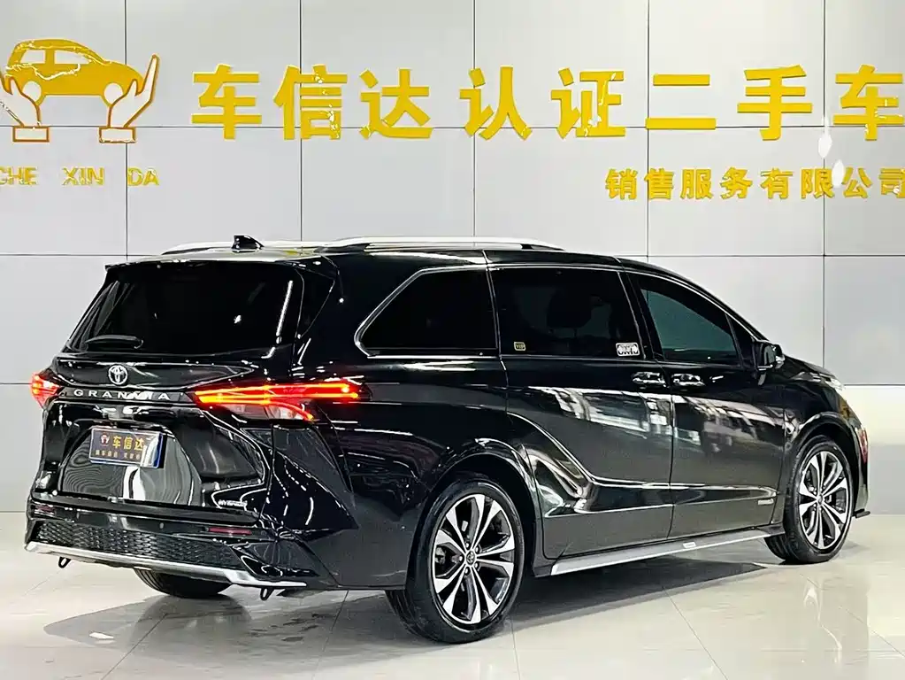 Toyota Granvia 2023 — фото 12