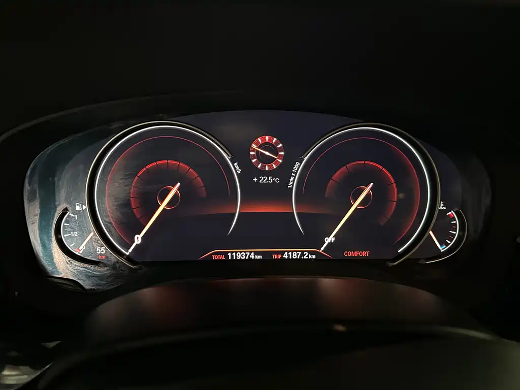 BMW 5 Series 2018 — фото 10