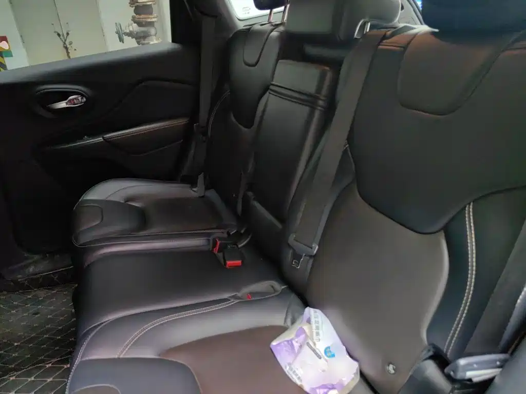 Jeep Cherokee 2016 — фото 13