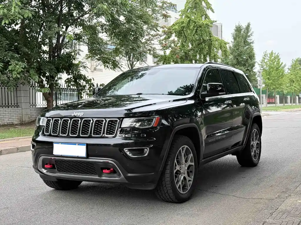 Jeep Grand Cherokee 2022 — фото 1