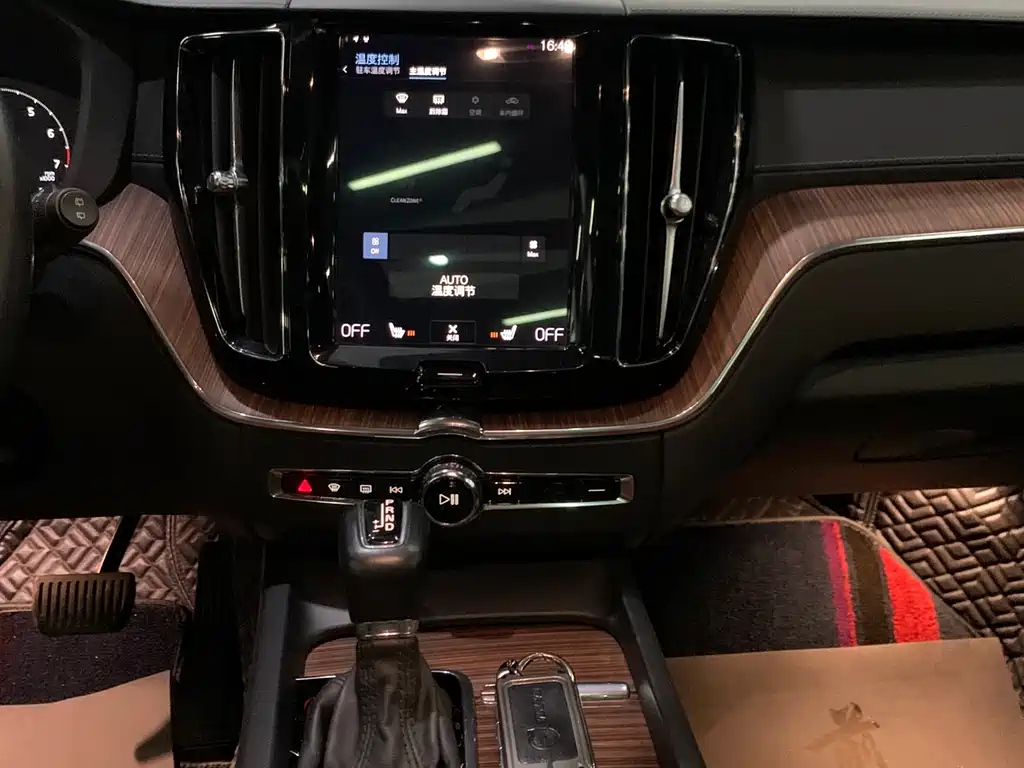 Volvo XC60 2021 — фото 10