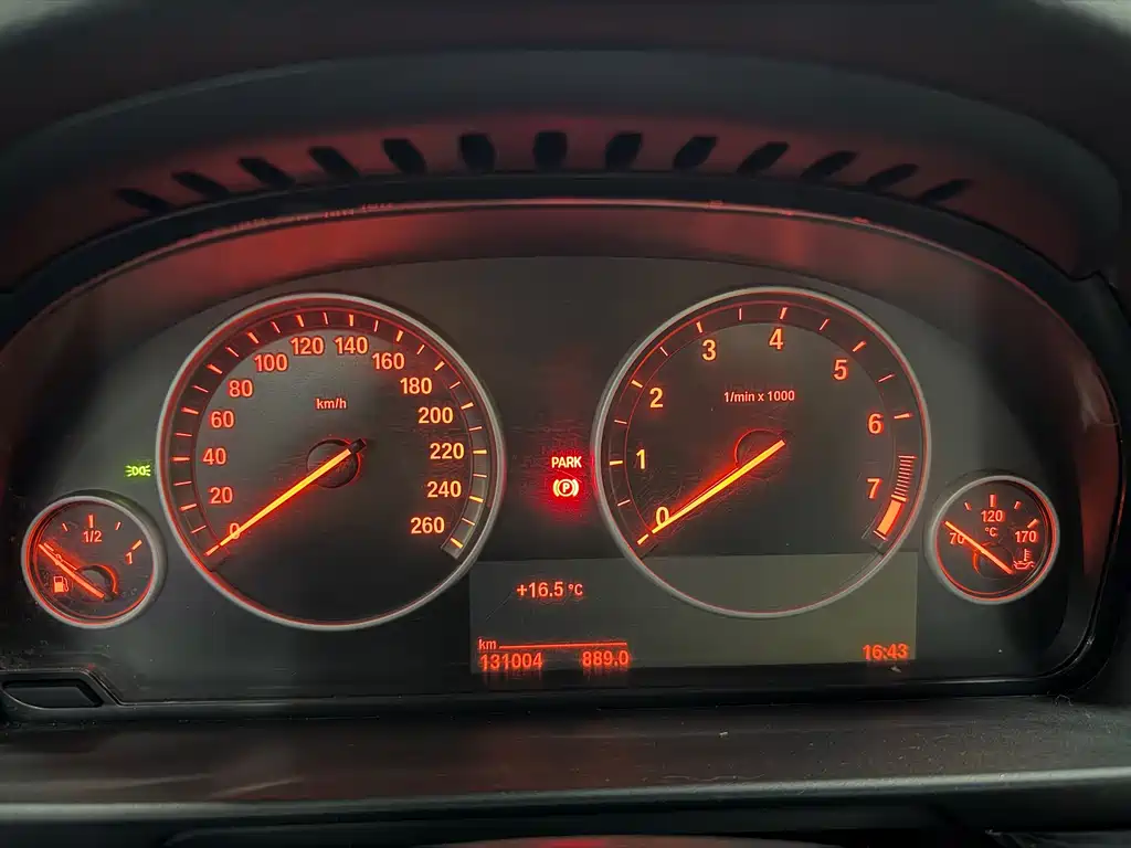 BMW 5 Series 2015 — фото 20