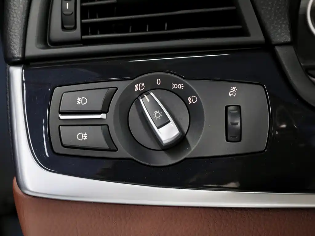 BMW 5 Series 2017 — фото 18