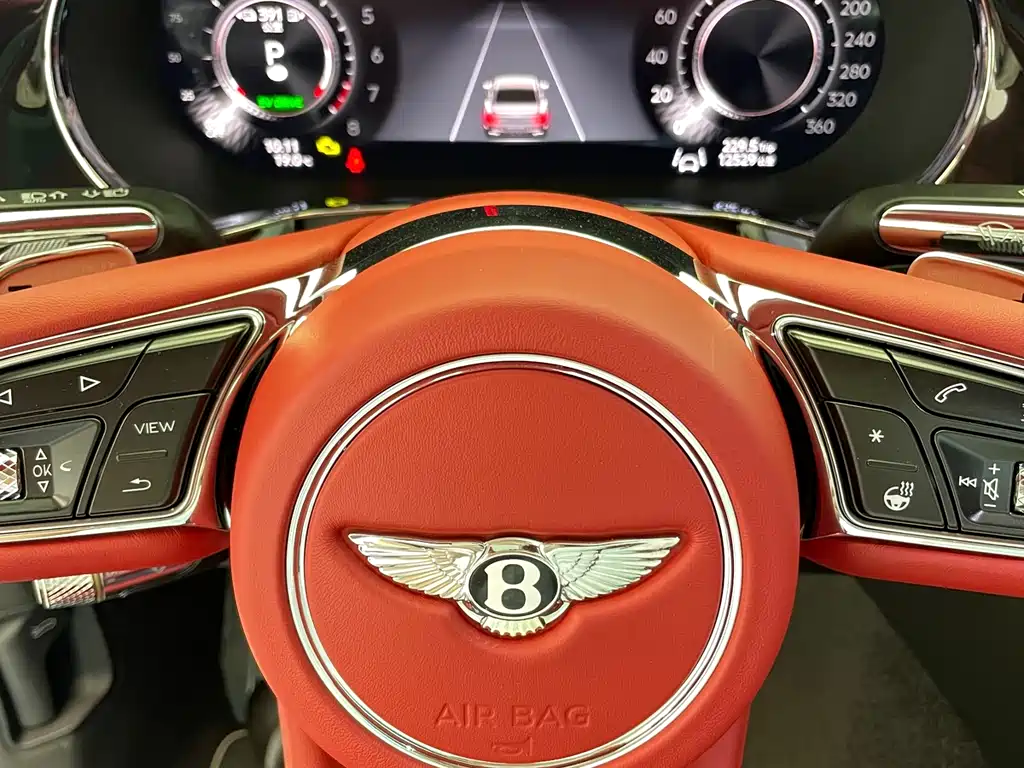 Bentley Flying Spur 2025 — фото 13