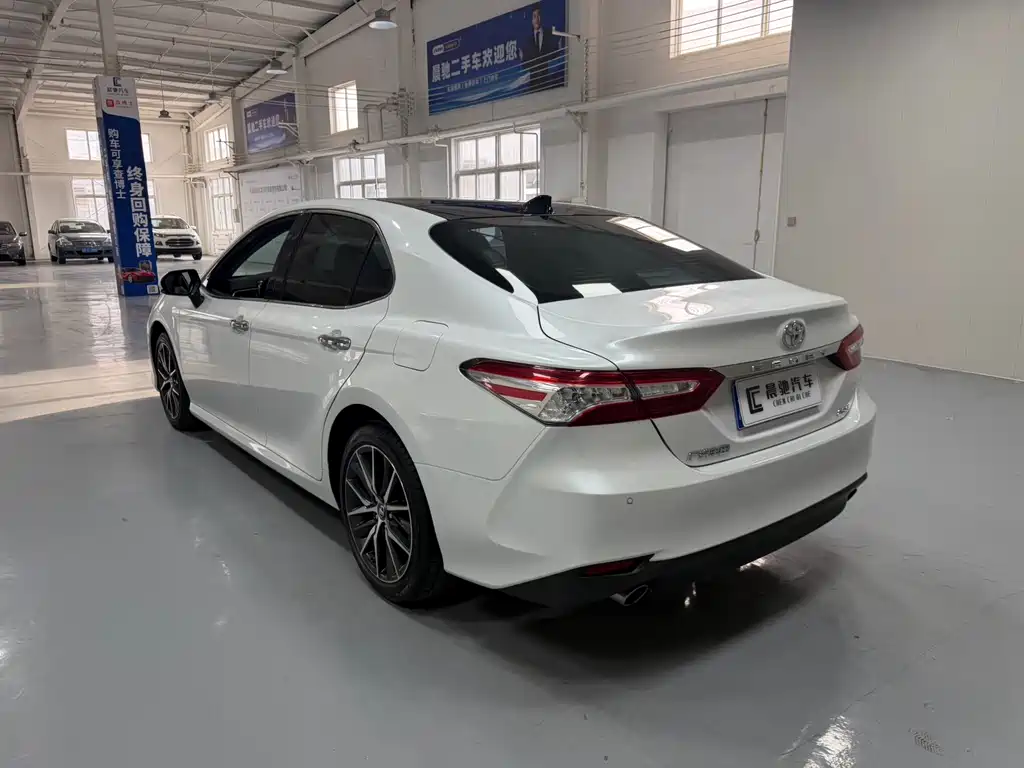 Toyota Camry 2023 — фото 6