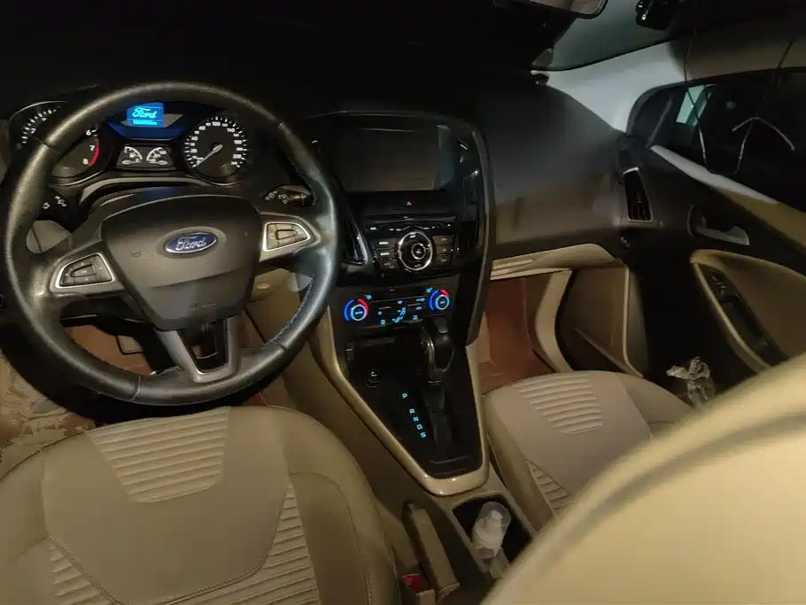 Ford Focus 2015 — фото 12