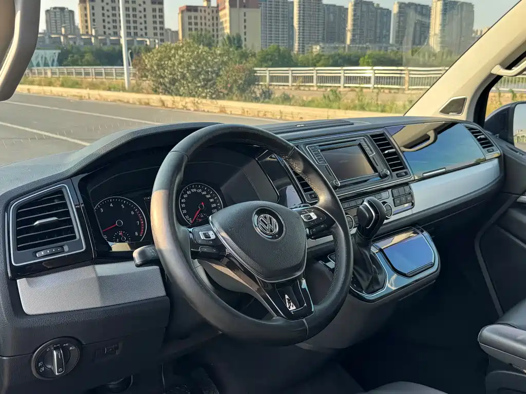 Volkswagen Multivan 2018 — фото 14
