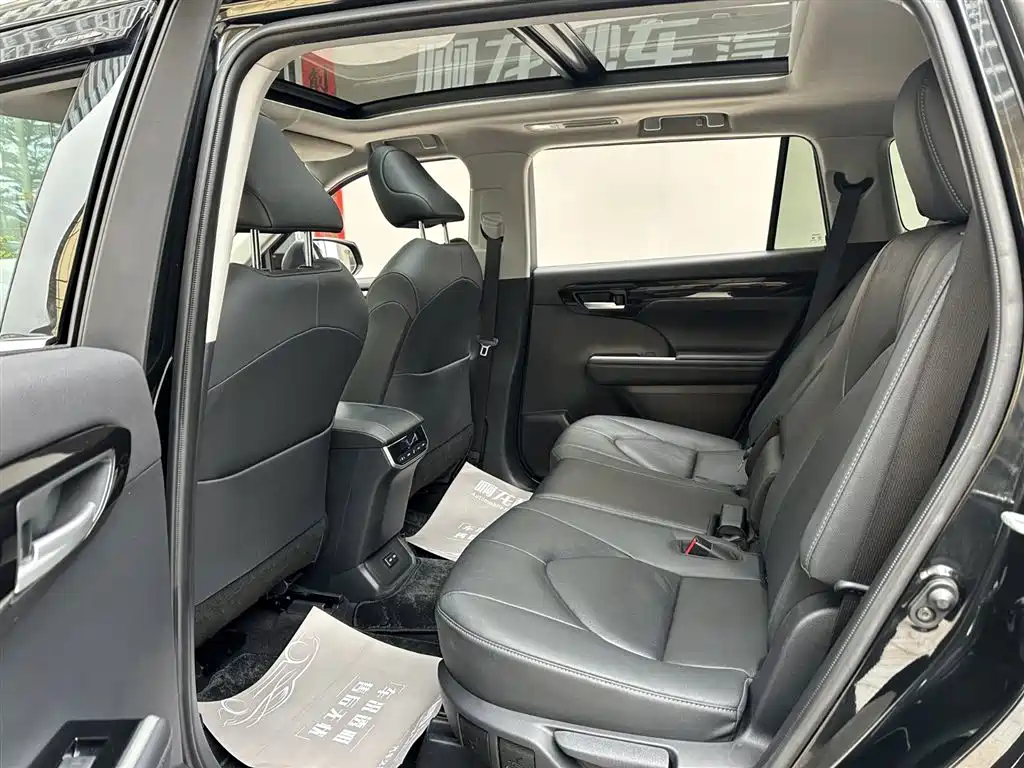 Toyota Highlander 2023 — фото 11