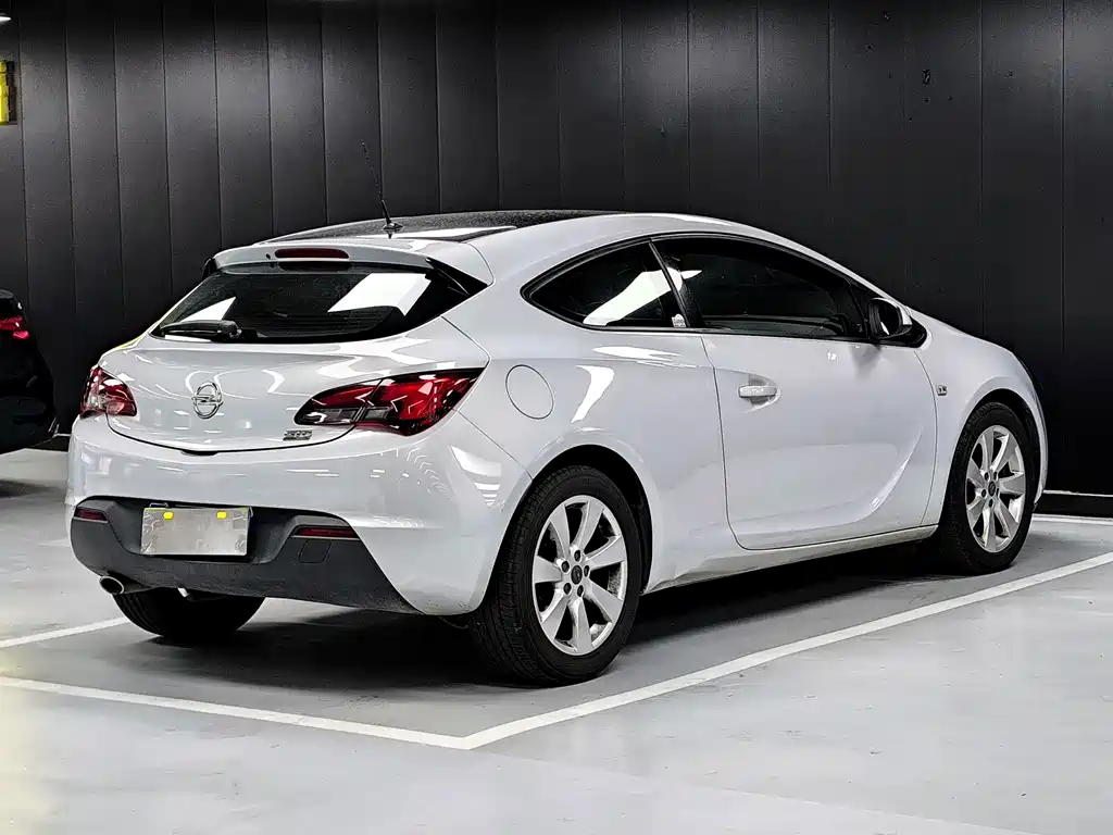 Opel Astra 2014 — фото 16