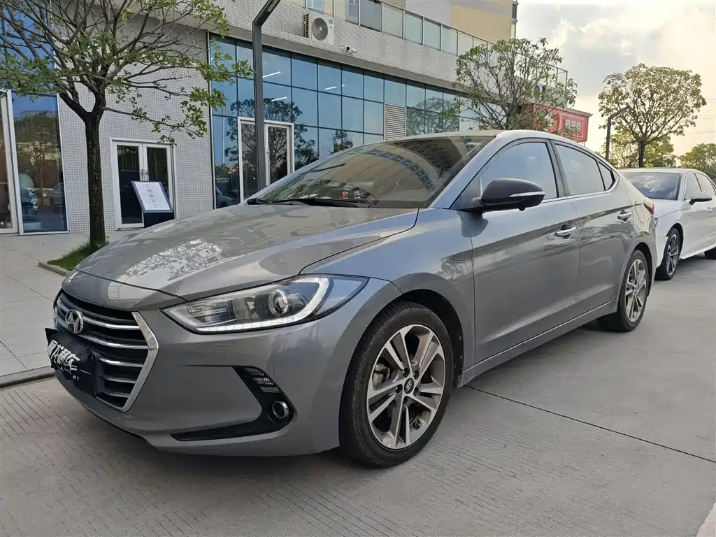 Hyundai Elantra 2018 — фото 1